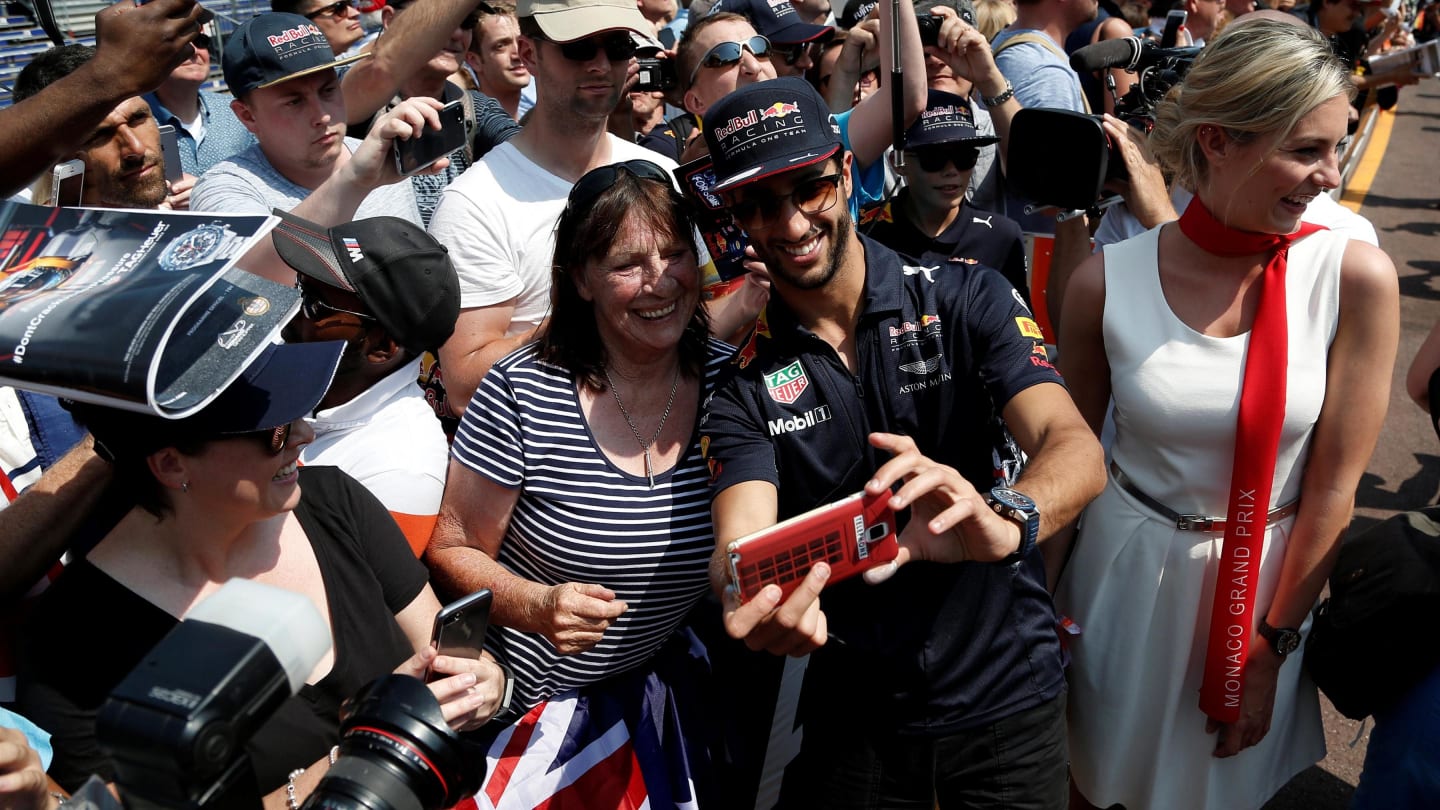 Daniel Ricciardo (AUS) Red Bull Racing fans selfie at Formula One World Championship, Rd6, Monaco Grand Prix, Monte-Carlo, Monaco, Friday 26 May 2017. © Sutton Images
