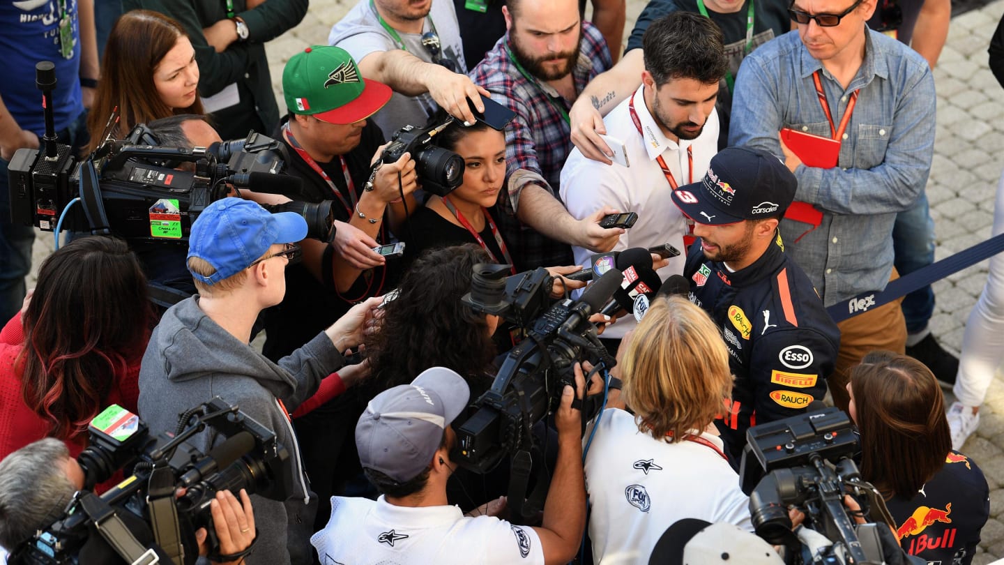 Daniel Ricciardo (AUS) Red Bull Racing talks with the media at Formula One World Championship, Rd4, Russian Grand Prix, Practice, Sochi Autodrom, Sochi, Krasnodar Krai, Russia, Friday 28 April 2017. © Sutton Motorsport Images