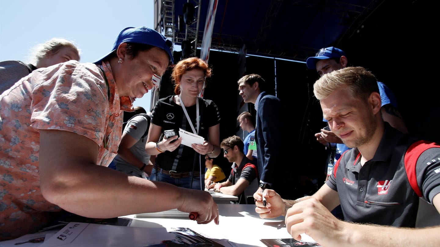 Kevin Magnussen (DEN) Haas F1 signs autographs for the fans at Formula One World Championship, Rd4, Russian Grand Prix, Race, Sochi Autodrom, Sochi, Krasnodar Krai, Russia, Sunday 30 April 2017. © Sutton Motorsport Images