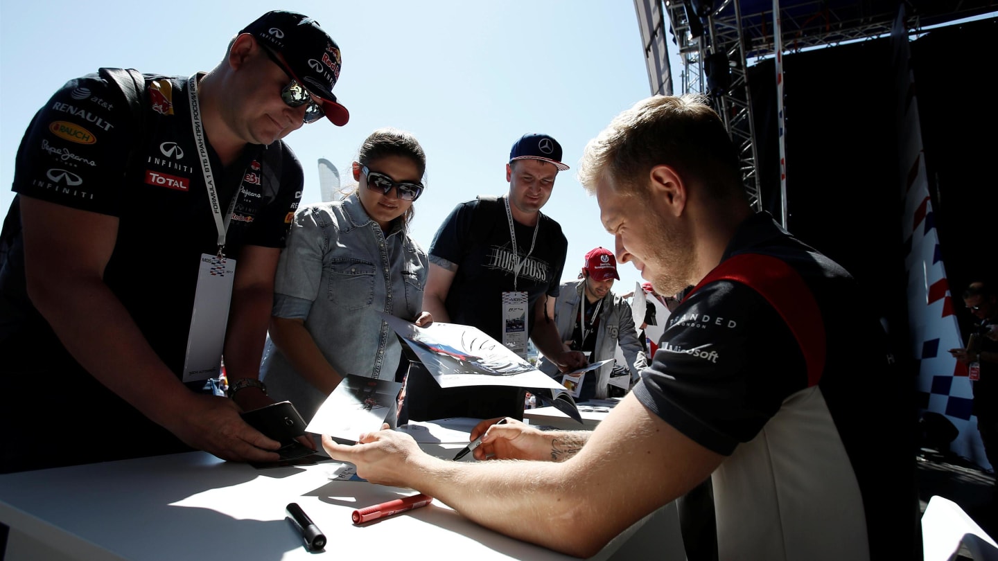 Kevin Magnussen (DEN) Haas F1 signs autographs for the fans at Formula One World Championship, Rd4, Russian Grand Prix, Race, Sochi Autodrom, Sochi, Krasnodar Krai, Russia, Sunday 30 April 2017. © Sutton Motorsport Images