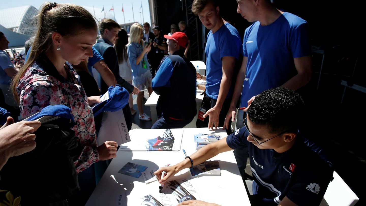 Pascal Wehrlein (GER) Sauber signs autographs for the fans at Formula One World Championship, Rd4, Russian Grand Prix, Race, Sochi Autodrom, Sochi, Krasnodar Krai, Russia, Sunday 30 April 2017. © Sutton Motorsport Images