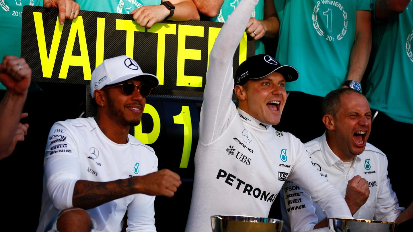 Race winner Valtteri Bottas (FIN) Mercedes AMG F1 celebrates with the team and Lewis Hamilton (GBR)