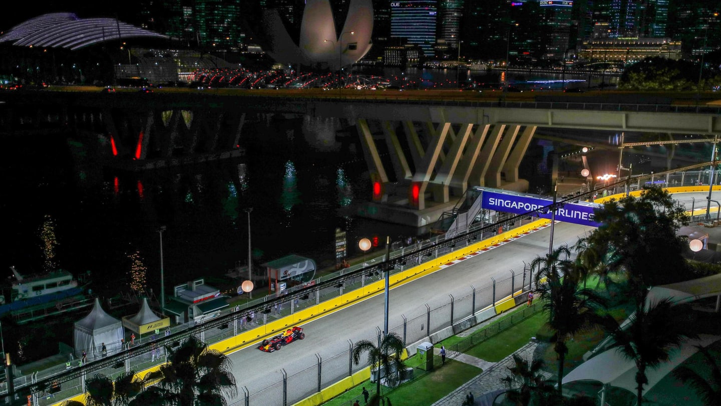 Daniel Ricciardo (AUS) Red Bull Racing RB13 at Formula One World Championship, Rd14, Singapore Grand Prix, Practice, Marina Bay Street Circuit, Singapore, Friday 15 September 2017. © Kym Illman/Sutton Images