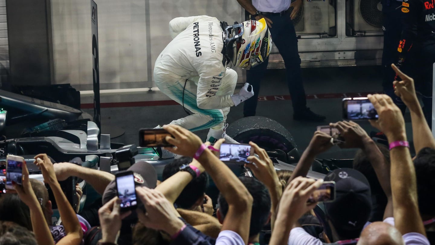 Race winner Lewis Hamilton (GBR) Mercedes AMG F1 celebrates in parc ferme at Formula One World Championship, Rd14, Singapore Grand Prix, Race, Marina Bay Street Circuit, Singapore, Sunday 17 September 2017. © Mirko Stange/Sutton Images