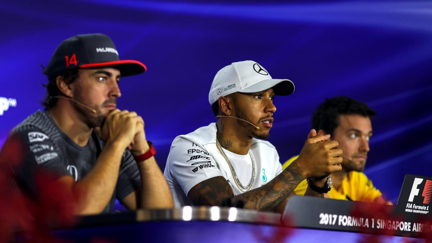 Fernando Alonso (ESP) McLaren, Lewis Hamilton (GBR) Mercedes AMG F1 and Jolyon Palmer (GBR) Renault
