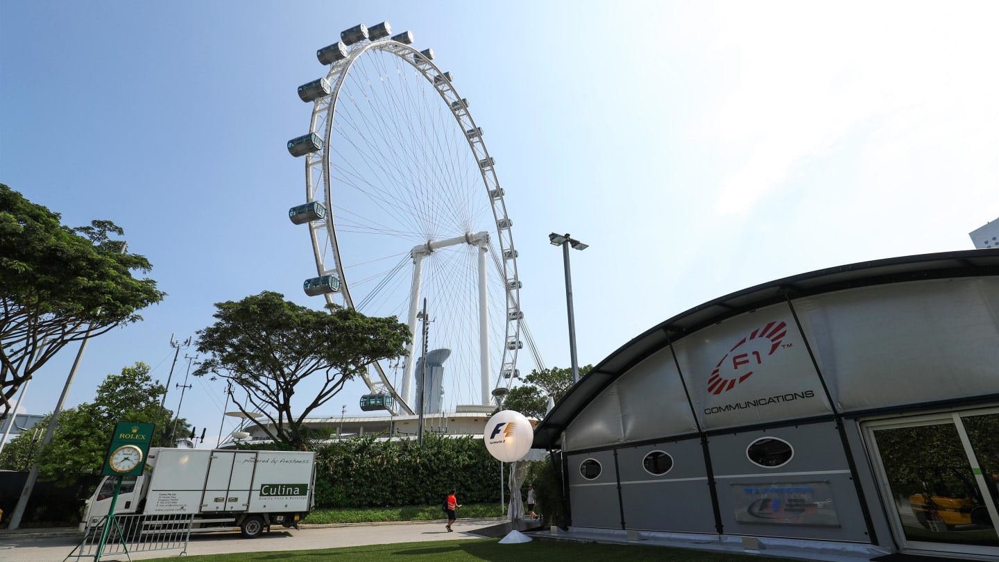 F1 Coomunications building and Singapore Flyer at Formula One World Championship, Rd14, Singapore Grand Prix, Preparations, Marina Bay Street Circuit, Singapore, Wednesday 13 September 2017. © Sutton Images
