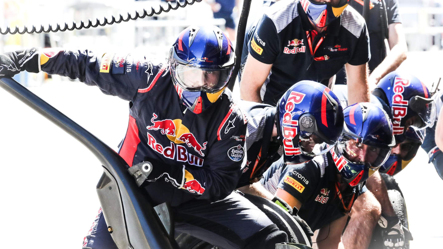 Red Bull Racing mechanics at Formula One World Championship, Rd5, Spanish Grand Prix, Practice, Barcelona, Spain, Friday 12 May 2017. © Sutton Motorsport Images