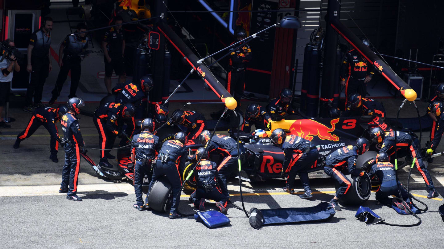 Daniel Ricciardo (AUS) Red Bull Racing RB13 makes a pitstop at Formula One World Championship, Rd5, Spanish Grand Prix, Race, Barcelona, Spain, Sunday 14 May 2017. © Sutton Motorsport Images