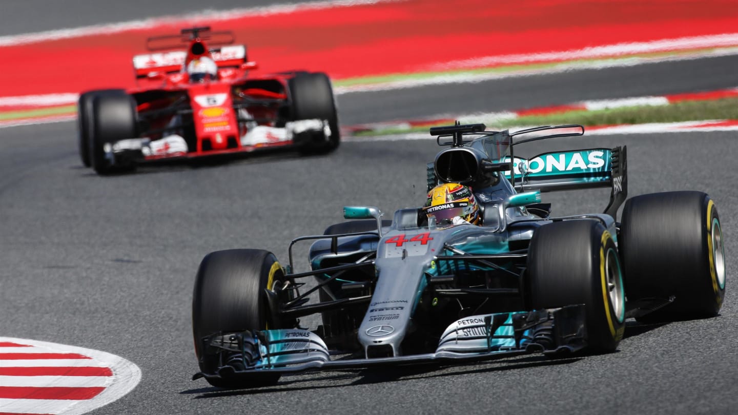 Lewis Hamilton (GBR) Mercedes-Benz F1 W08 Hybrid leads Sebastian Vettel (GER) Ferrari SF70-H at