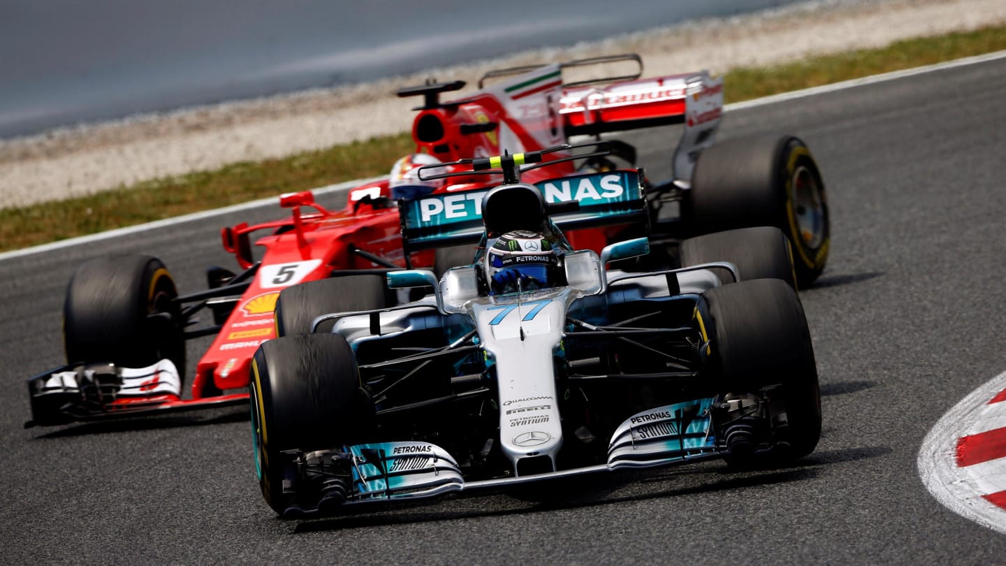 Valtteri Bottas (FIN) Mercedes-Benz F1 W08 Hybrid leads Sebastian Vettel (GER) Ferrari SF70-H at