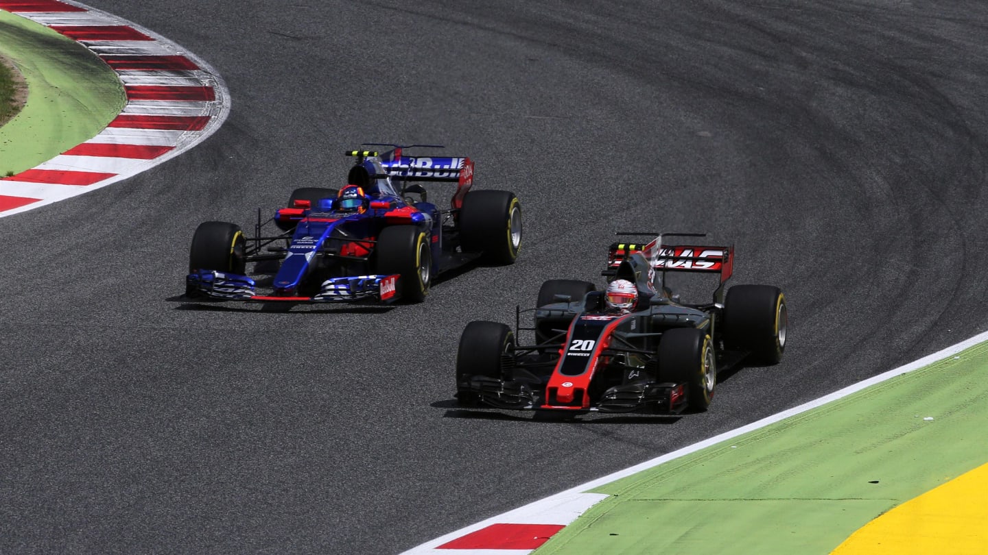 Carlos Sainz jr (ESP) Scuderia Toro Rosso STR12 and Kevin Magnussen (DEN) Haas VF-17 battle at