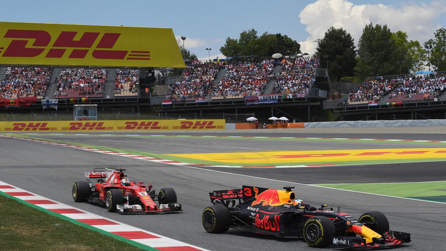 Daniel Ricciardo (AUS) Red Bull Racing RB13 leads Sebastian Vettel (GER) Ferrari SF70-H at Formula