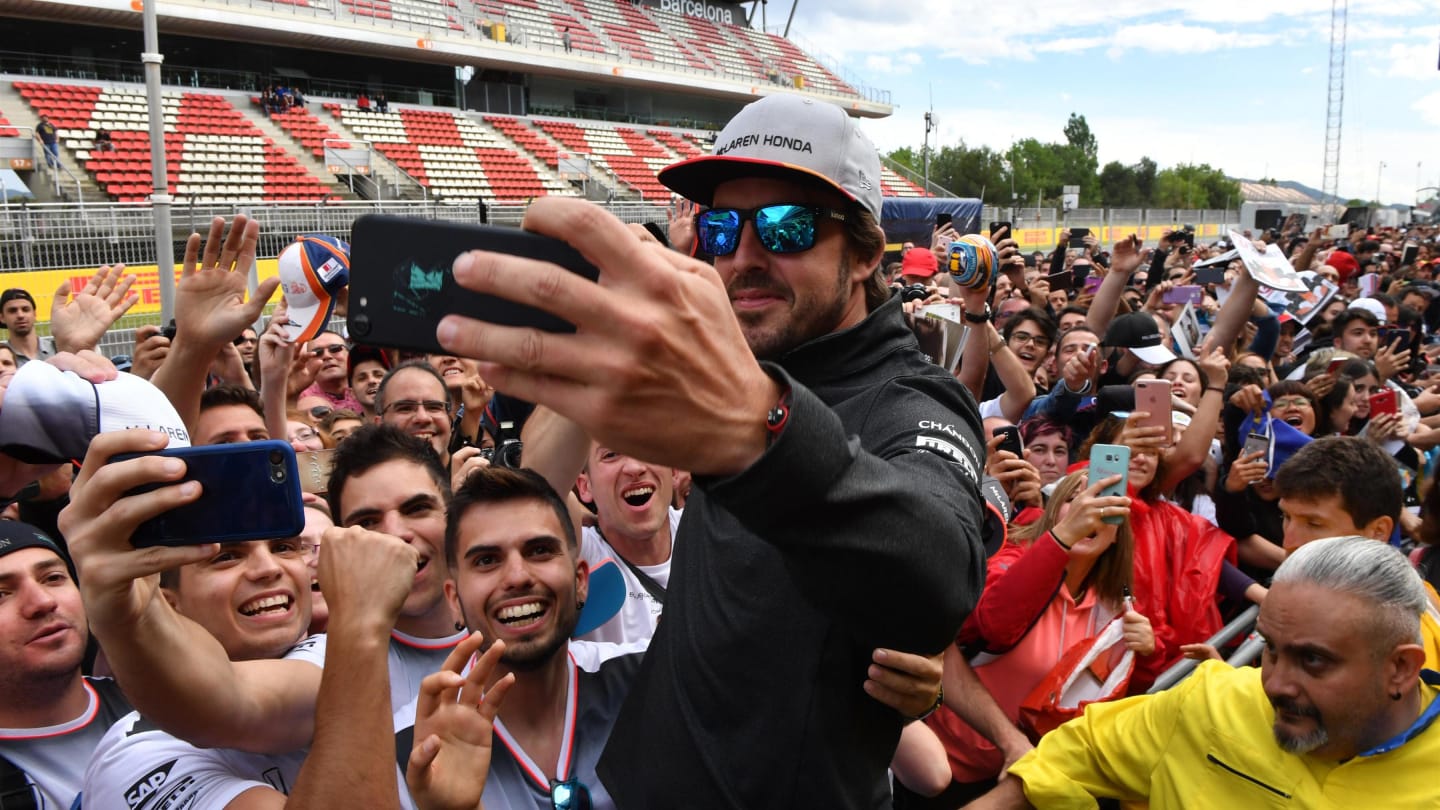 Fernando Alonso (ESP) McLaren selfie with fans at Formula One World Championship, Rd5, Spanish Grand Prix, Preparations, Barcelona, Spain, Thursday 11 May 2017. © Sutton Motorsport Images