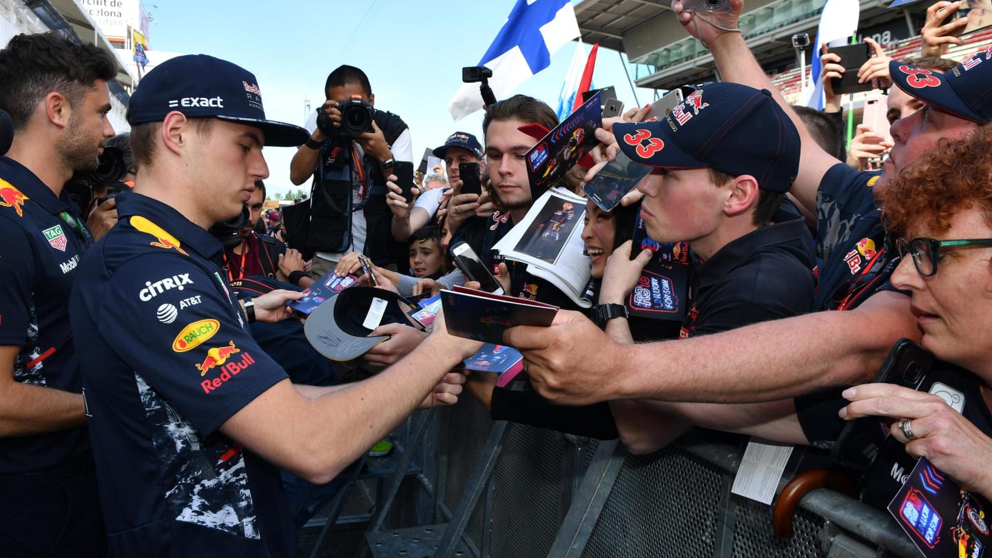 Max Verstappen (NED) Red Bull Racing signs autographs for the fans at Formula One World Championship, Rd5, Spanish Grand Prix, Preparations, Barcelona, Spain, Thursday 11 May 2017. © Sutton Motorsport Images