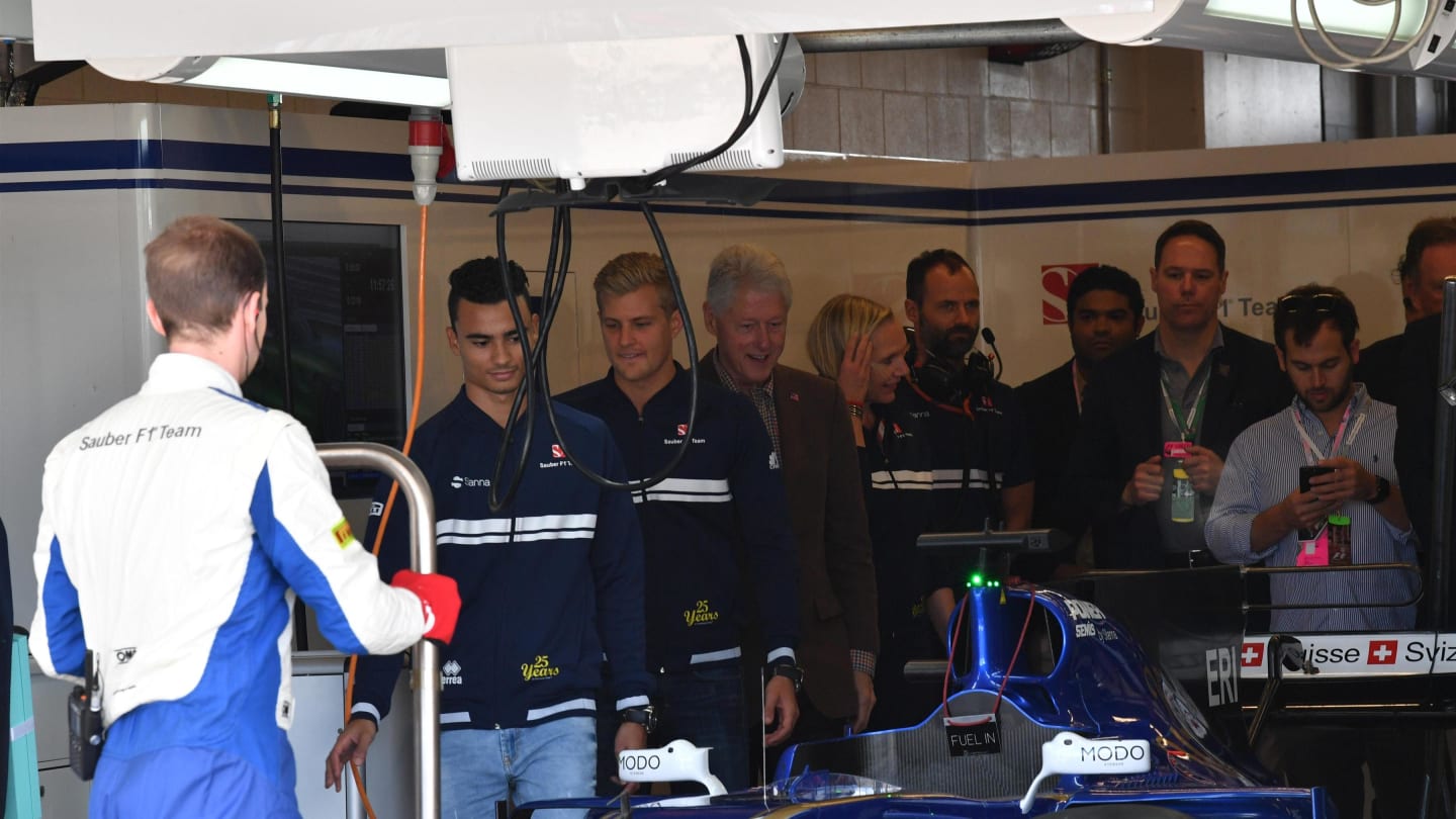 Bill Clinton (USA) with Marcus Ericsson (SWE) Sauber and Pascal Wehrlein (GER) Sauber at Formula One World Championship, Rd17, United States Grand Prix, Race, Circuit of the Americas, Austin, Texas, USA, Sunday 22 October 2017. © Mark Sutton/Sutton Images