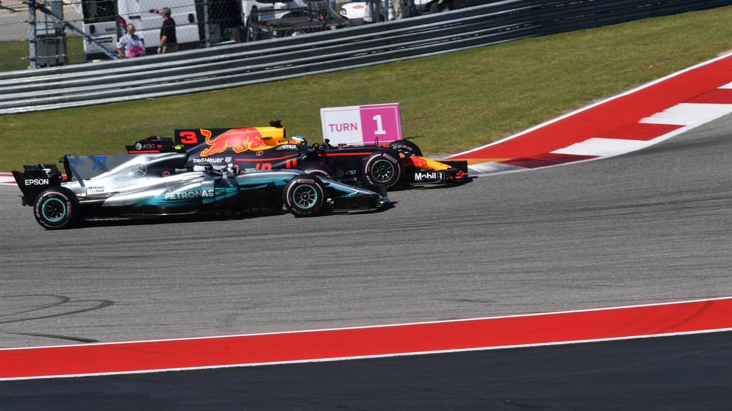 Valtteri Bottas (FIN) Mercedes-Benz F1 W08 Hybrid and Daniel Ricciardo (AUS) Red Bull Racing RB13 battle at Formula One World Championship, Rd17, United States Grand Prix, Race, Circuit of the Americas, Austin, Texas, USA, Sunday 22 October 2017. © Mark Sutton/Sutton Images
