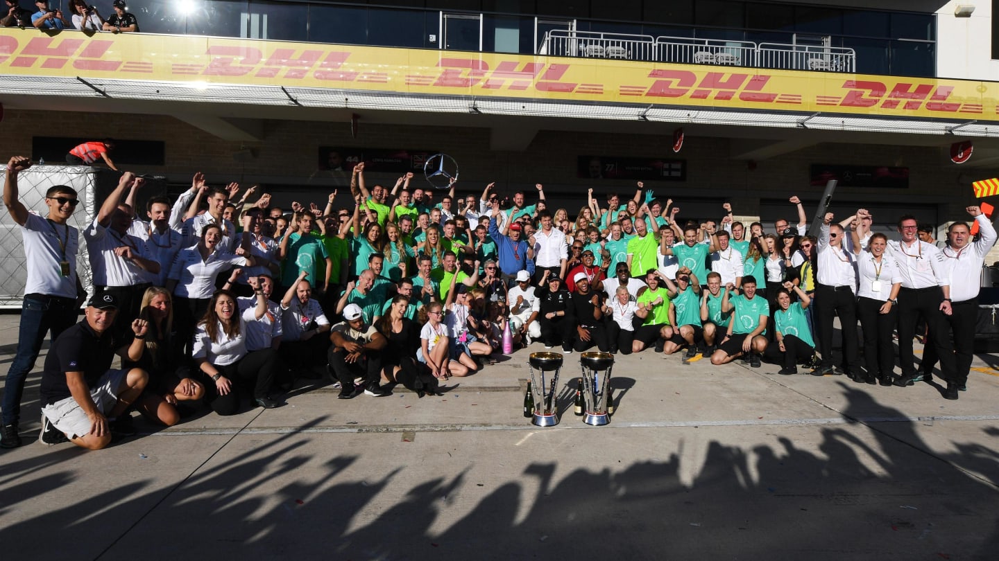 Race winner Lewis Hamilton (GBR) Mercedes AMG F1 celebrates with the team at Formula One World