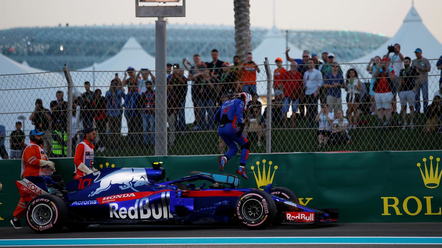 Pierre Gasly, Toro Rosso STR13 stops on track in Q1 at Formula One World Championship, Rd21, Abu Dhabi Grand Prix, Qualifying, Yas Marina Circuit, Abu Dhabi, UAE, Saturday 24 November 2018.