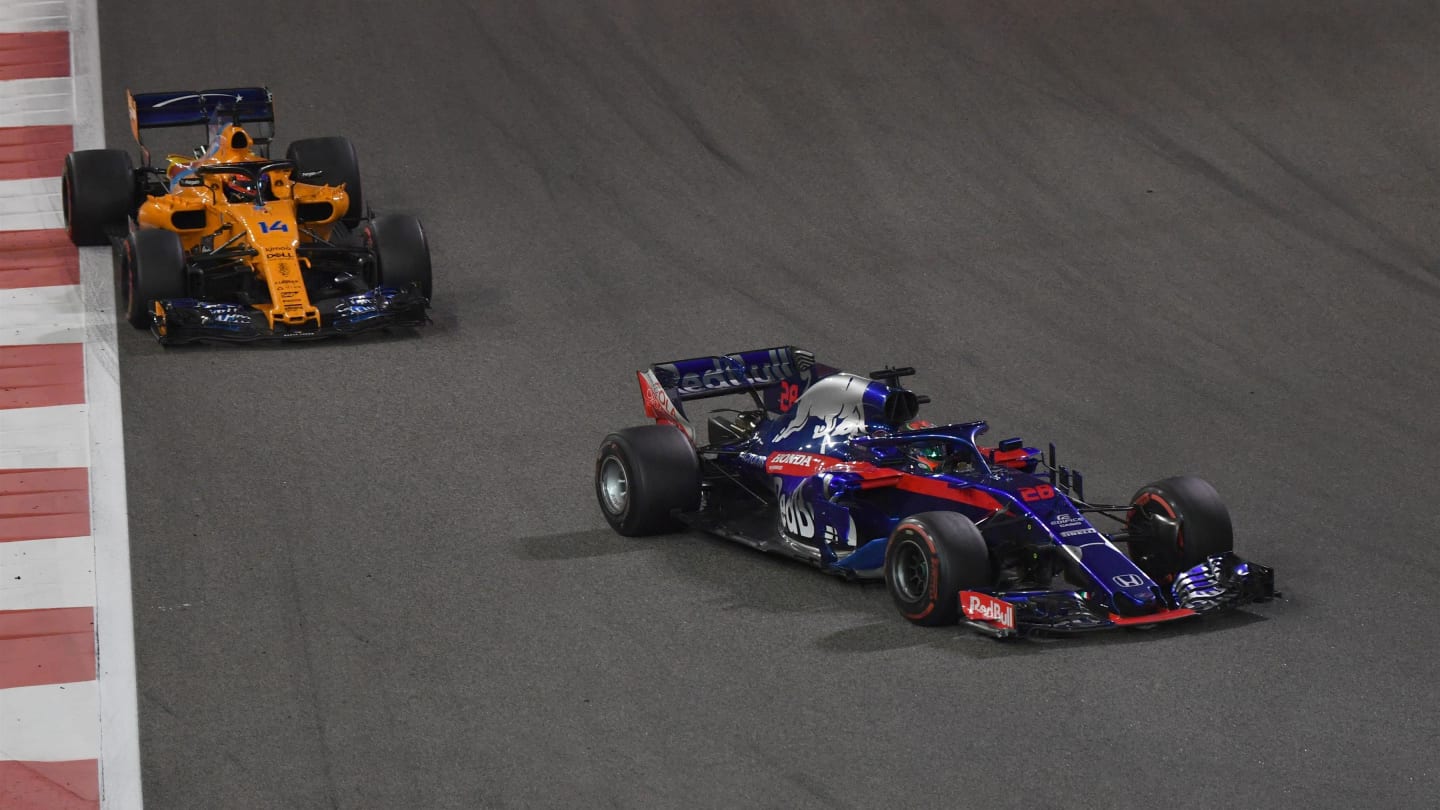 Brendon Hartley, Toro Rosso STR13 and Fernando Alonso, McLaren MCL33 at Formula One World