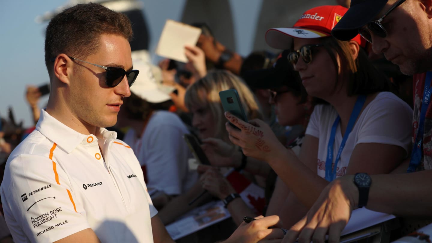 Stoffel Vandoorne, McLaren signs autographs for the fans at Formula One World Championship, Rd21,