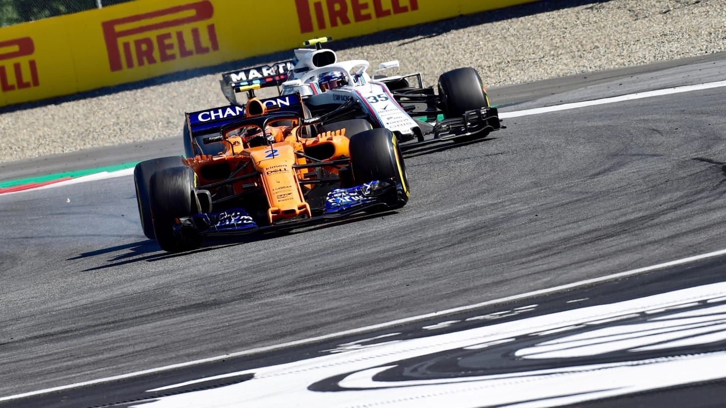 Stoffel Vandoorne (BEL) McLaren MCL33 and Sergey Sirotkin (RUS) Williams FW41 at Formula One World