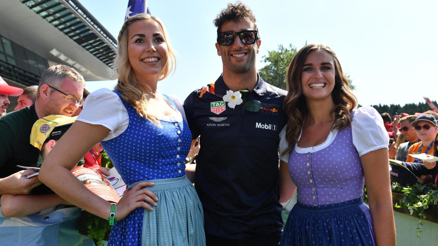 Daniel Ricciardo (AUS) Red Bull Racing and girls at Formula One World Championship, Rd9, Austrian Grand Prix, Race, Spielberg, Austria, Sunday 1 July 2018. © Mark Sutton/Sutton Images
