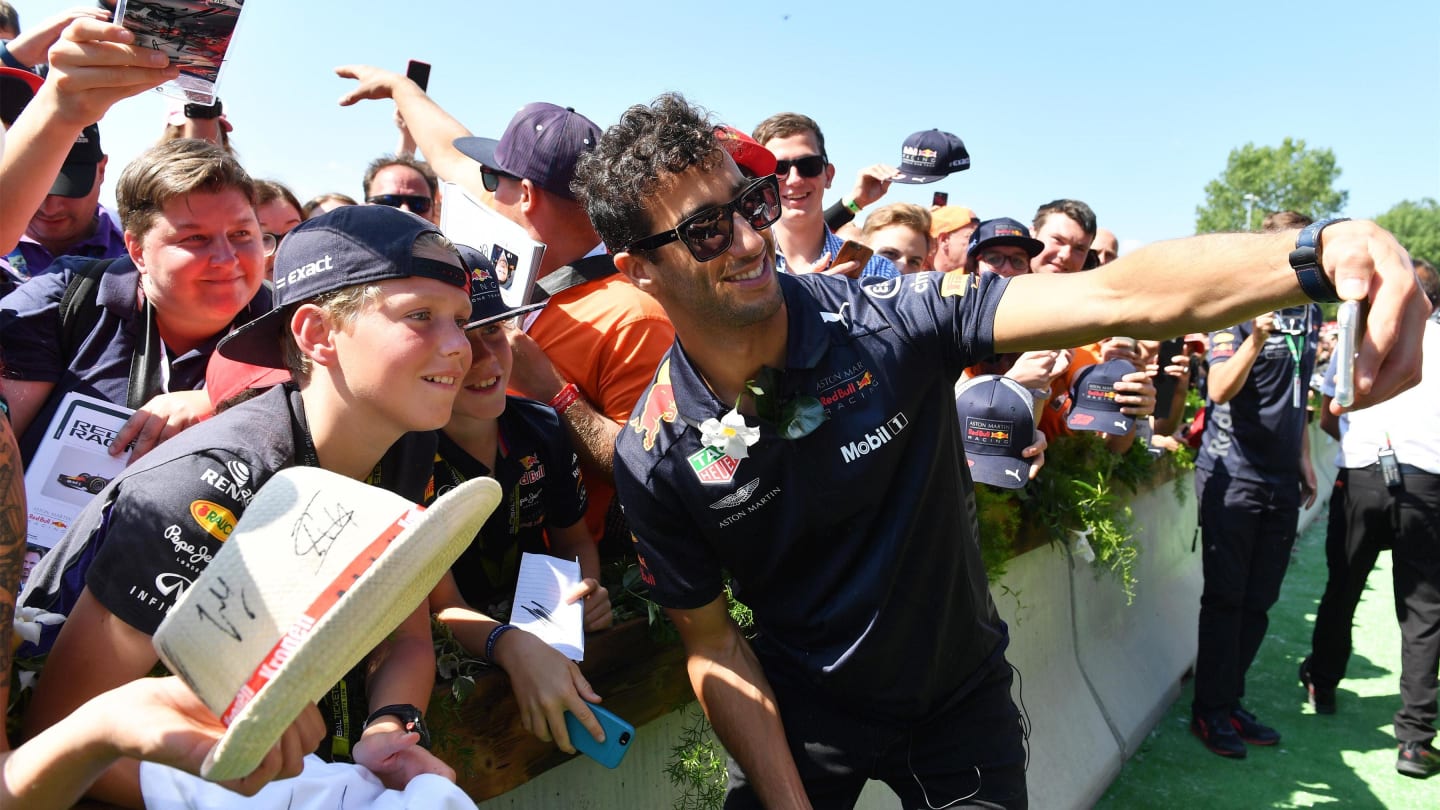 Daniel Ricciardo (AUS) Red Bull Racing fans selfie at Formula One World Championship, Rd9, Austrian Grand Prix, Race, Spielberg, Austria, Sunday 1 July 2018. © Mark Sutton/Sutton Images