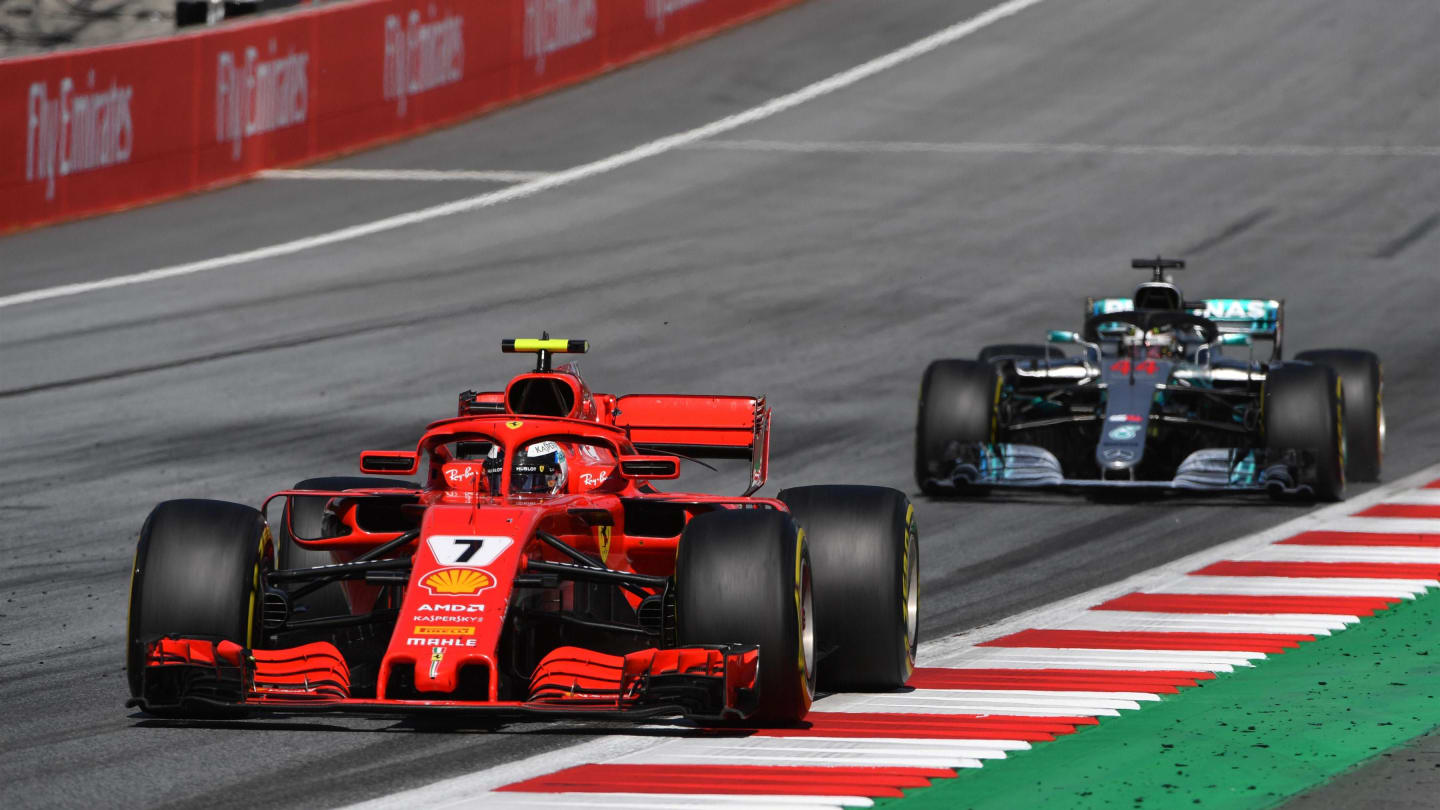Kimi Raikkonen (FIN) Ferrari SF-71H leads Lewis Hamilton (GBR) Mercedes-AMG F1 W09 EQ Power+ at