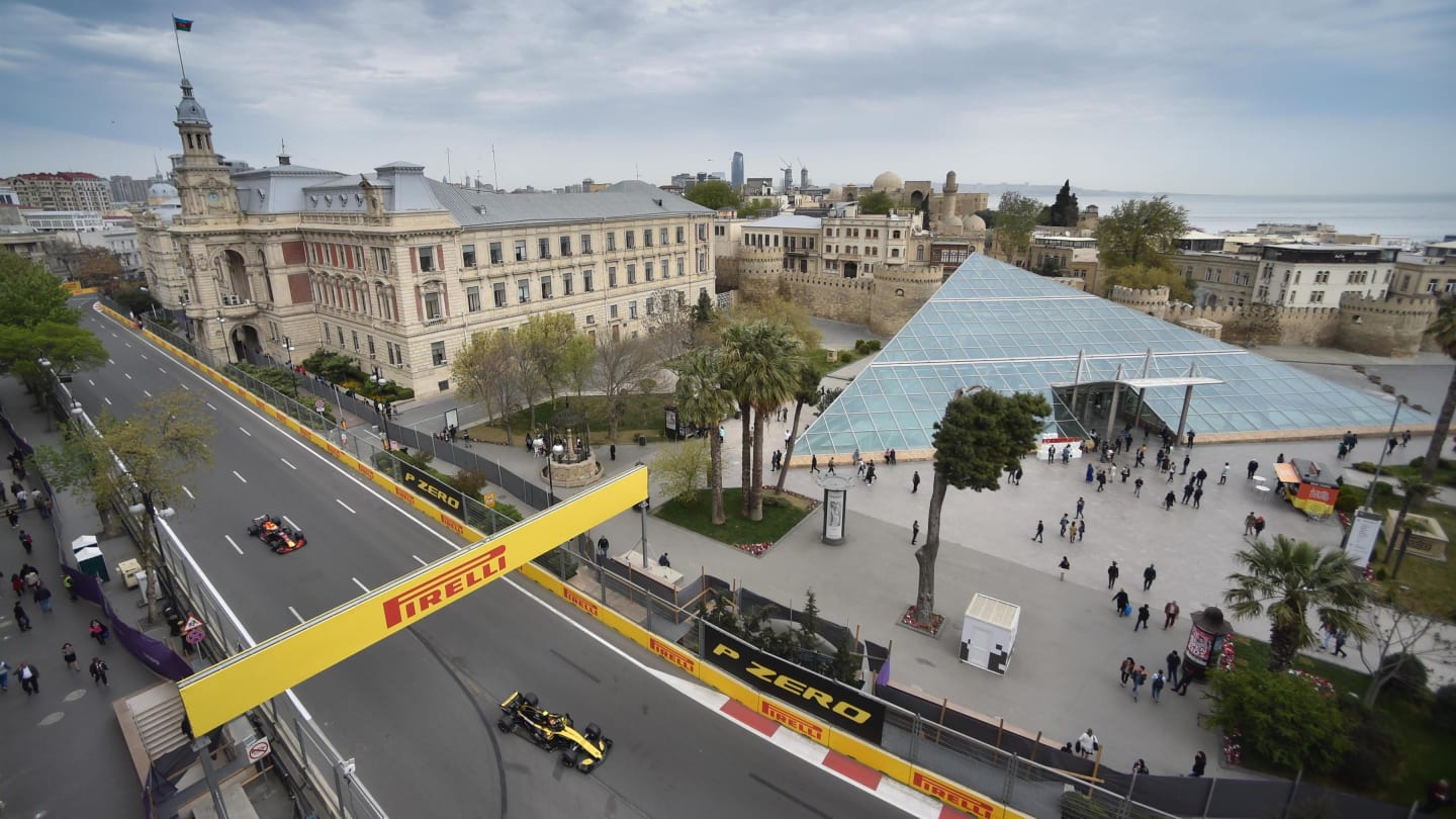 Carlos Sainz jr (ESP) Renault Sport F1 Team RS18 and Daniel Ricciardo (AUS) Red Bull Racing RB14 at