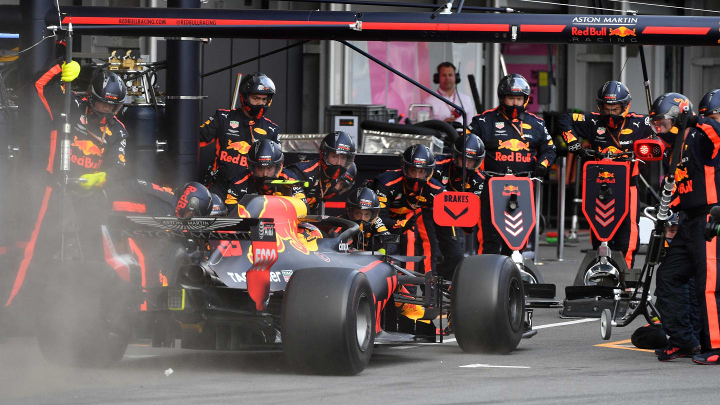 Daniel Ricciardo (AUS) Red Bull Racing RB14 pit stop at Formula One World Championship, Rd4, Azerbaijan Grand Prix, Race, Baku City Circuit, Baku, Azerbaijan, Sunday 29 April 2018. © Mark Sutton/Sutton Images