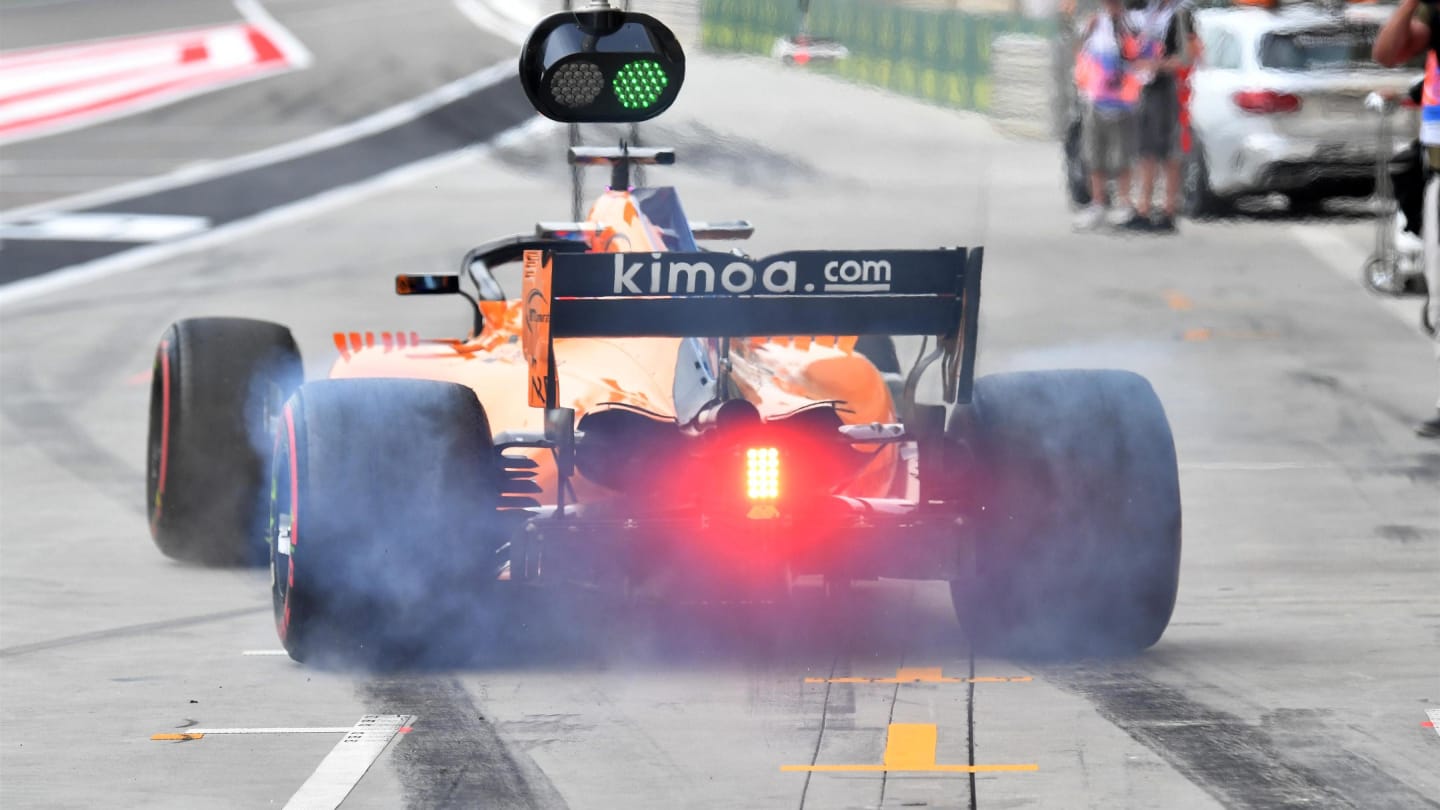 Fernando Alonso (ESP) McLaren MCL33 and tyre smoke at Formula One World Championship, Rd2, Bahrain Grand Prix, Practice, Bahrain International Circuit, Sakhir, Bahrain, Friday 6 April 2018. © Mark Sutton/Sutton Images