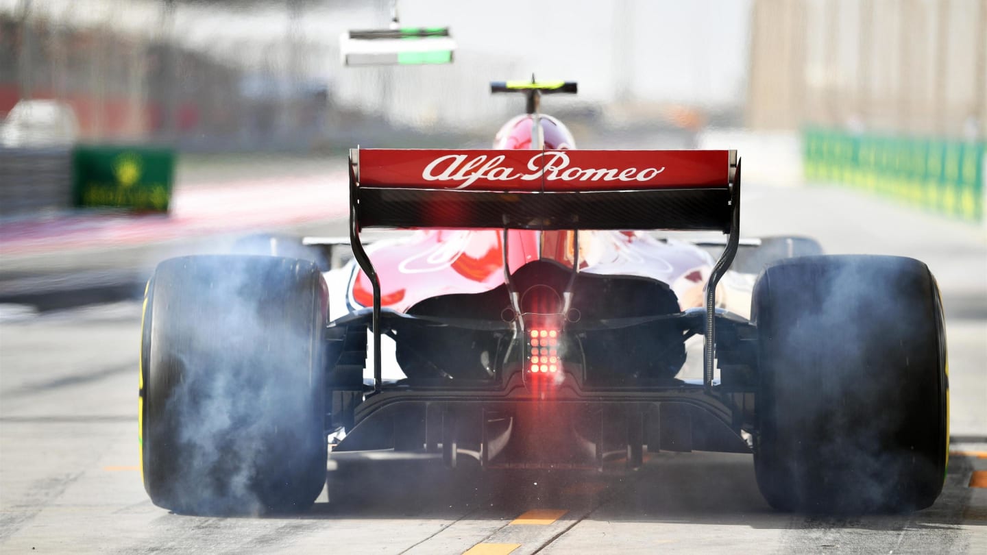 Charles Leclerc (MON) Alfa Romeo Sauber C37 burnout at Formula One World Championship, Rd2, Bahrain Grand Prix, Qualifying, Bahrain International Circuit, Sakhir, Bahrain, Saturday 7 April 2018. © Mark Sutton/Sutton Images