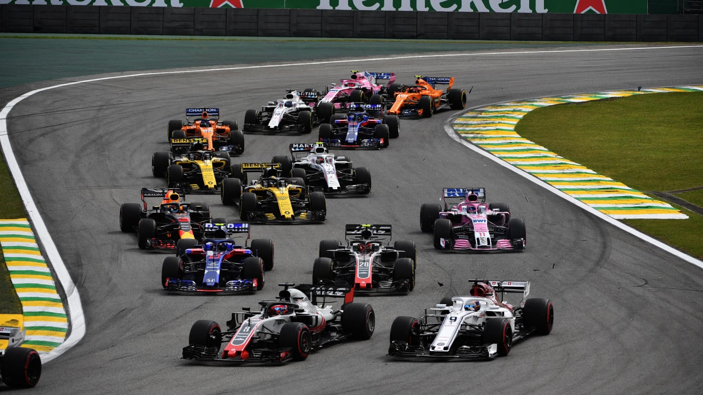 Romain Grosjean, Haas F1 Team VF-18 and Marcus Ericsson, Alfa Romeo Sauber C37 at the start of the