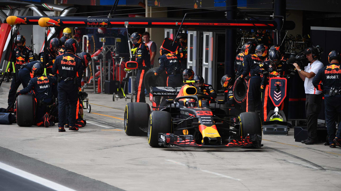 Max Verstappen, Red Bull Racing RB14 pit stop at Formula One World Championship, Rd20, Brazilian