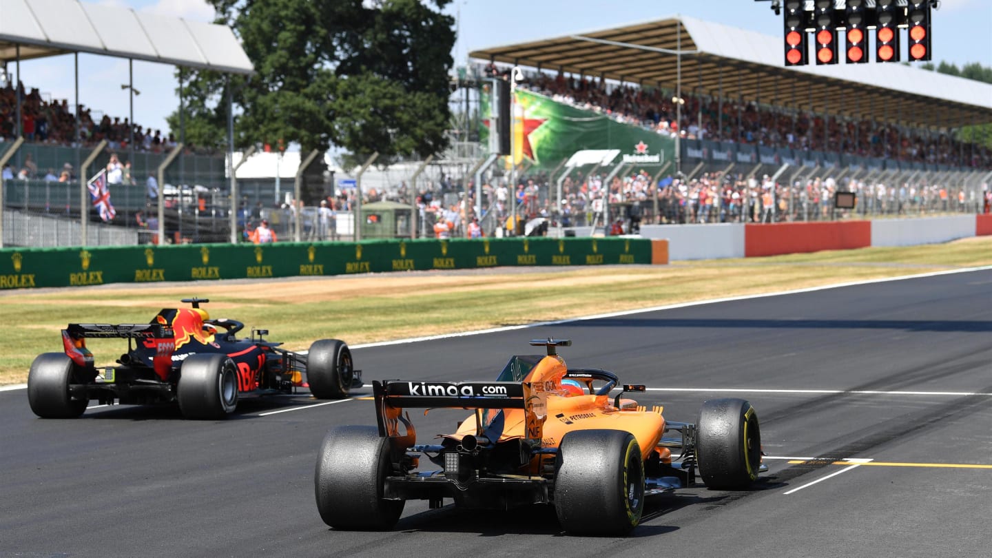 Fernando Alonso (ESP) McLaren MCL33 and Daniel Ricciardo (AUS) Red Bull Racing RB14 on the grid for