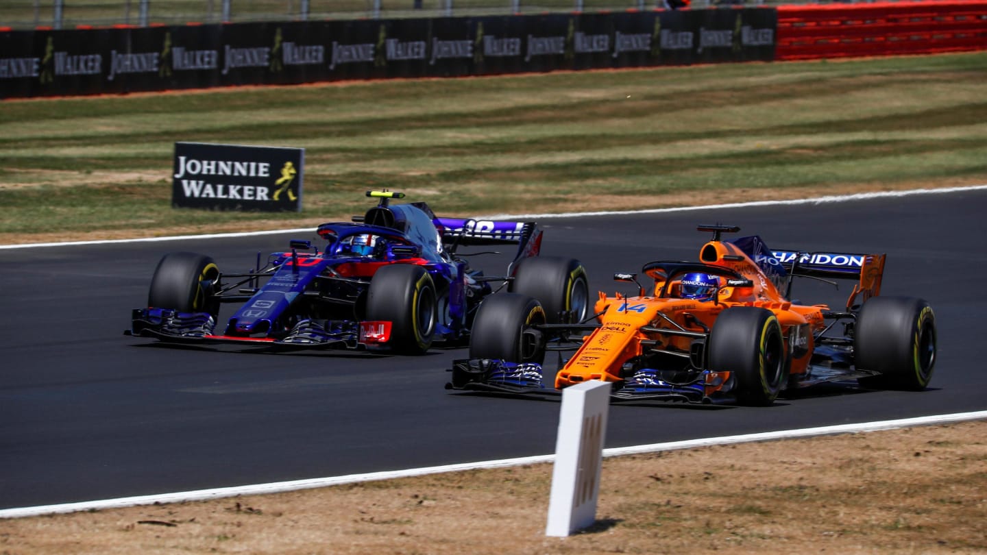 Pierre Gasly (FRA) Scuderia Toro Rosso STR13 and Fernando Alonso (ESP) McLaren MCL33 battle at