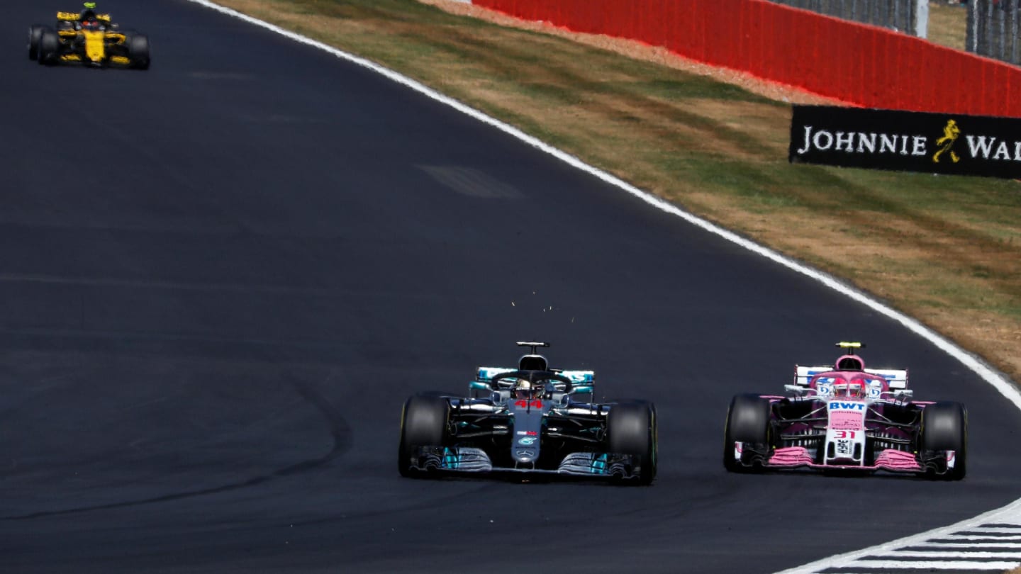 Lewis Hamilton (GBR) Mercedes-AMG F1 W09 EQ Power+ and Esteban Ocon (FRA) Force India VJM11 battle