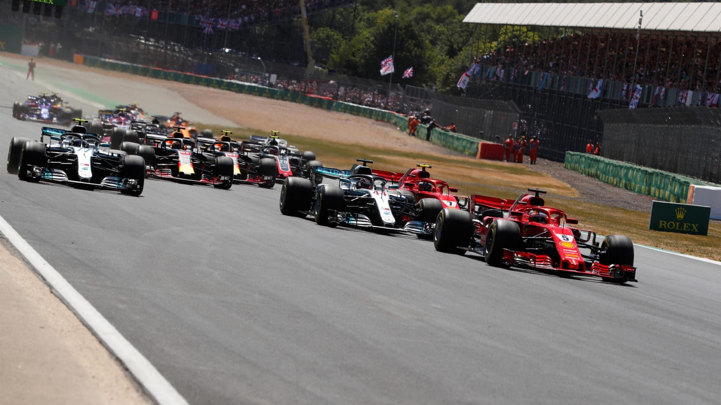 Sebastian Vettel (GER) Ferrari SF-71H leads Lewis Hamilton (GBR) Mercedes-AMG F1 W09 EQ Power+ and