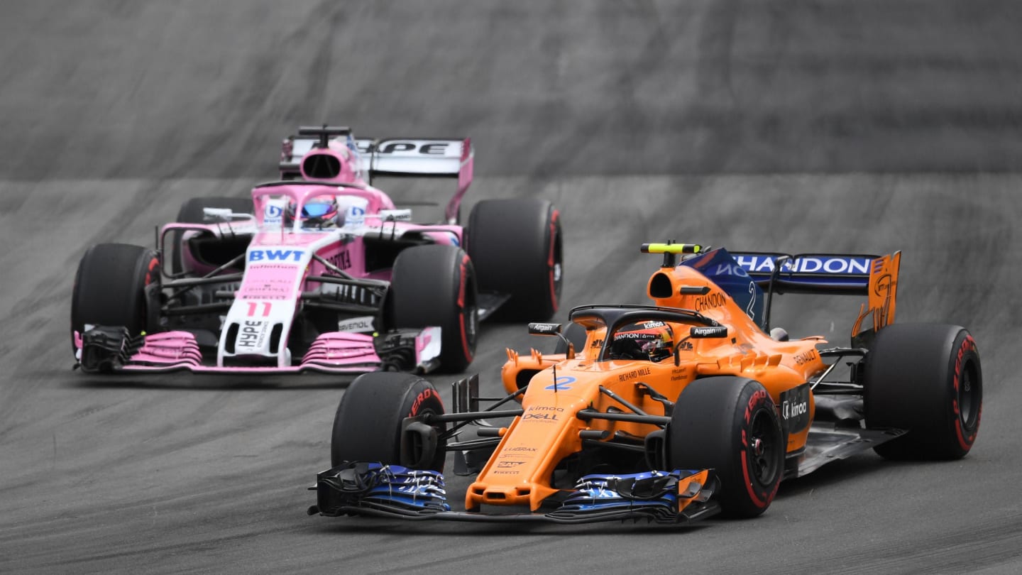 Stoffel Vandoorne (BEL) McLaren MCL33 and Sergio Perez (MEX) Force India VJM11 at Formula One World