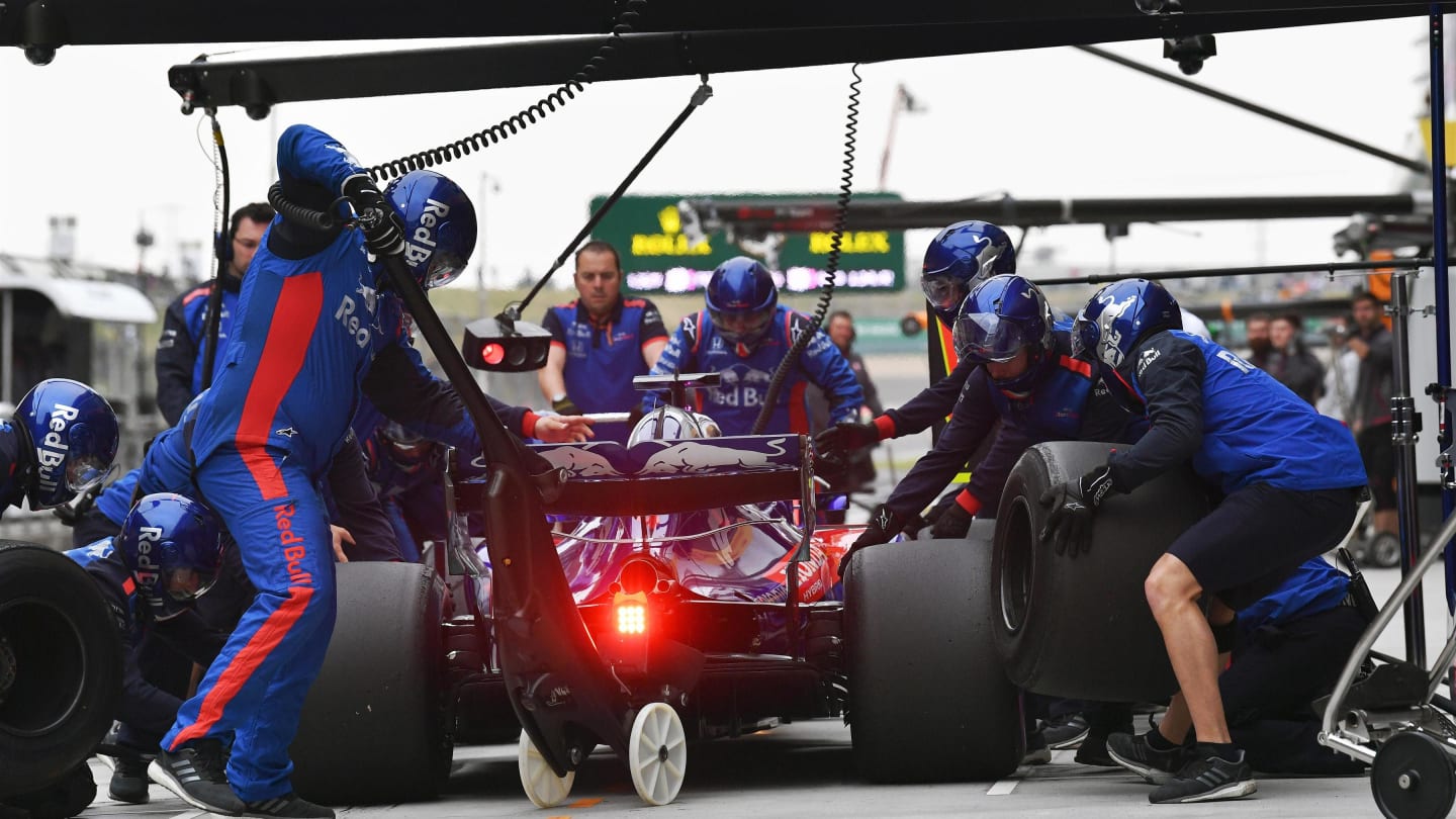 Brendon Hartley (NZL) Scuderia Toro Rosso STR13 pit stop at Formula One World Championship, Rd3, Chinese Grand Prix, Qualifying, Shanghai, China, Saturday 14 April 2018. © Mark Sutton/Sutton Images
