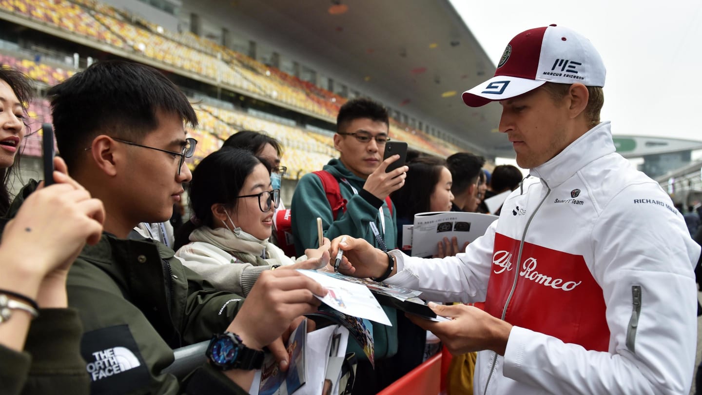 Marcus Ericsson (SWE) Alfa Romeo Sauber F1 Team signs autographs for the fans at Formula One World Championship, Rd3, Chinese Grand Prix, Preparations, Shanghai, China, Thursday 12 April 2018. © Simon Galloway/Sutton Images