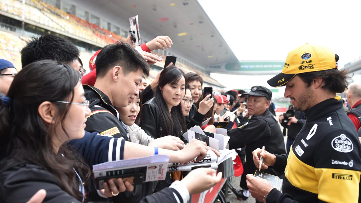 Carlos Sainz jr (ESP) Renault Sport F1 Team signs autographs for the fans at Formula One World Championship, Rd3, Chinese Grand Prix, Preparations, Shanghai, China, Thursday 12 April 2018. © Simon Galloway/Sutton Images