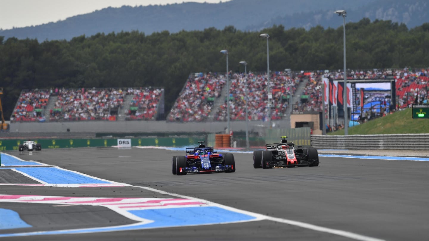 Brendon Hartley (NZL) Scuderia Toro Rosso STR13 and Kevin Magnussen (DEN) Haas VF-18 at Formula One