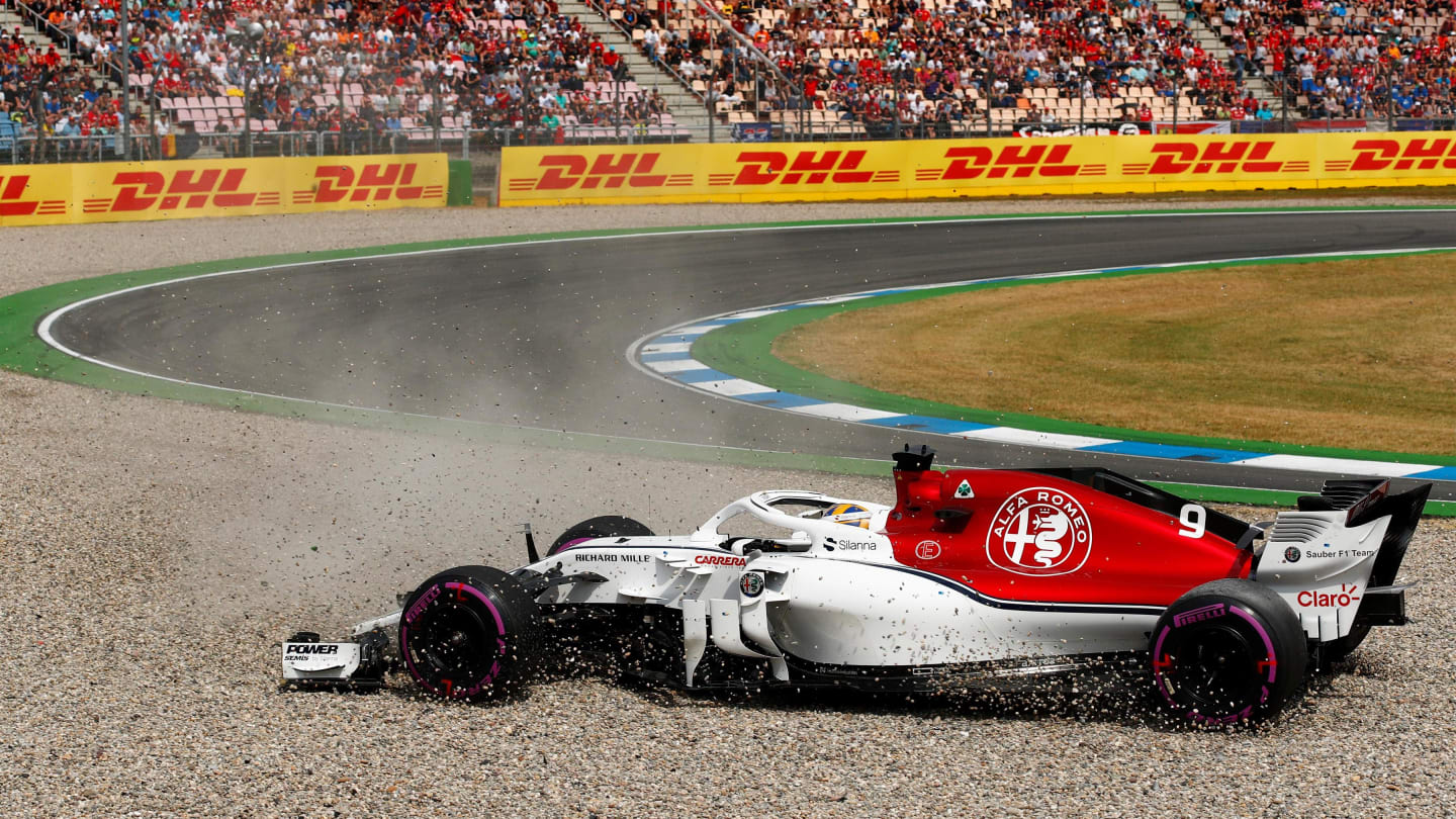 Marcus Ericsson (SWE) Alfa Romeo Sauber C37 spins into the gravel in Q2 at Formula One World