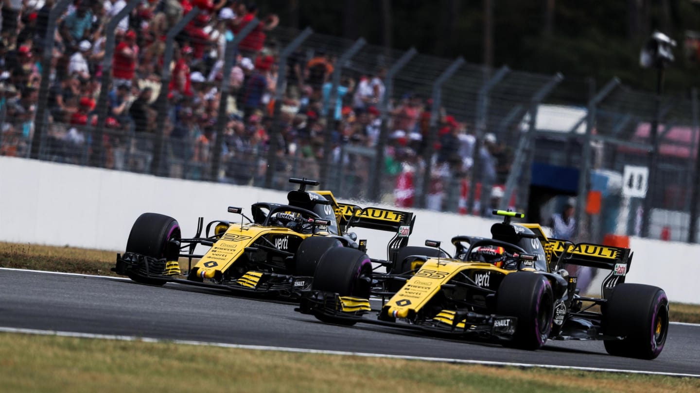 Nico Hulkenberg (GER) Renault Sport F1 Team RS18 and Carlos Sainz jr (ESP) Renault Sport F1 Team