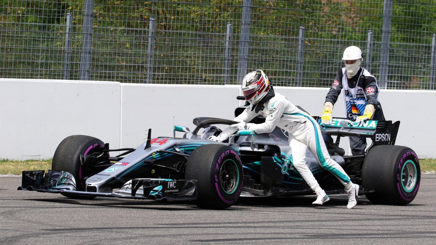 Lewis Hamilton (GBR) Mercedes-AMG F1 W09 EQ Power+ stops on track in Q1 and pushes his car at