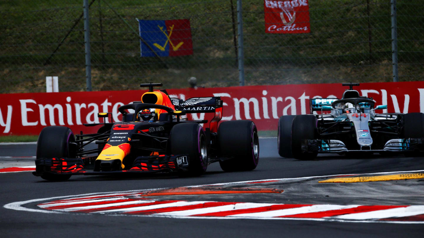 Daniel Ricciardo (AUS) Red Bull Racing RB14 and Lewis Hamilton (GBR) Mercedes-AMG F1 W09 EQ Power+