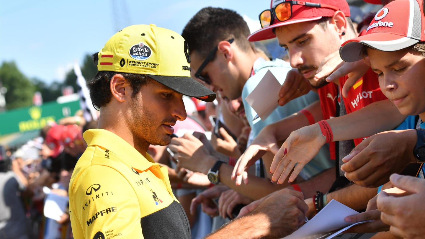 Carlos Sainz jr (ESP) Renault Sport F1 Team signs autographs for the fans at Formula One World