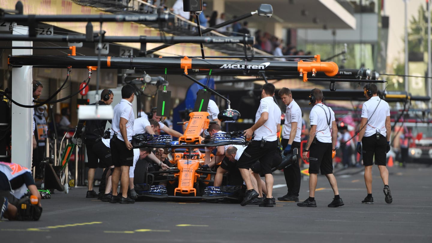 Stoffel Vandoorne, McLaren MCL33 front wing change at Formula One World Championship, Rd19, Mexican Grand Prix, Practice, Circuit Hermanos Rodriguez, Mexico City, Mexico, Friday 26 October 2018.