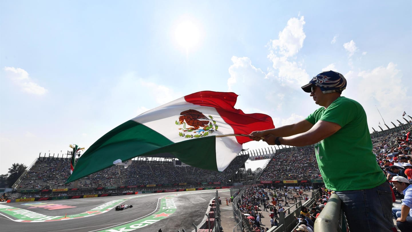 Marcus Ericsson, Alfa Romeo Sauber C37 and fan with Mexican flag at Formula One World Championship, Rd19, Mexican Grand Prix, Practice, Circuit Hermanos Rodriguez, Mexico City, Mexico, Friday 26 October 2018.
